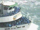 Le bateau qui fait la visite des chutes Niagara ...